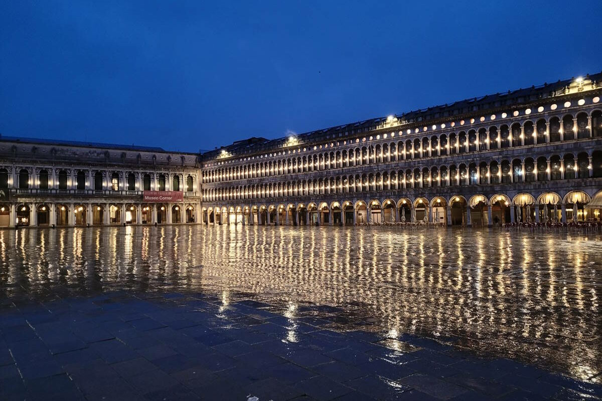 Venice; Venedig; Markusplatz; bei Nacht; leer