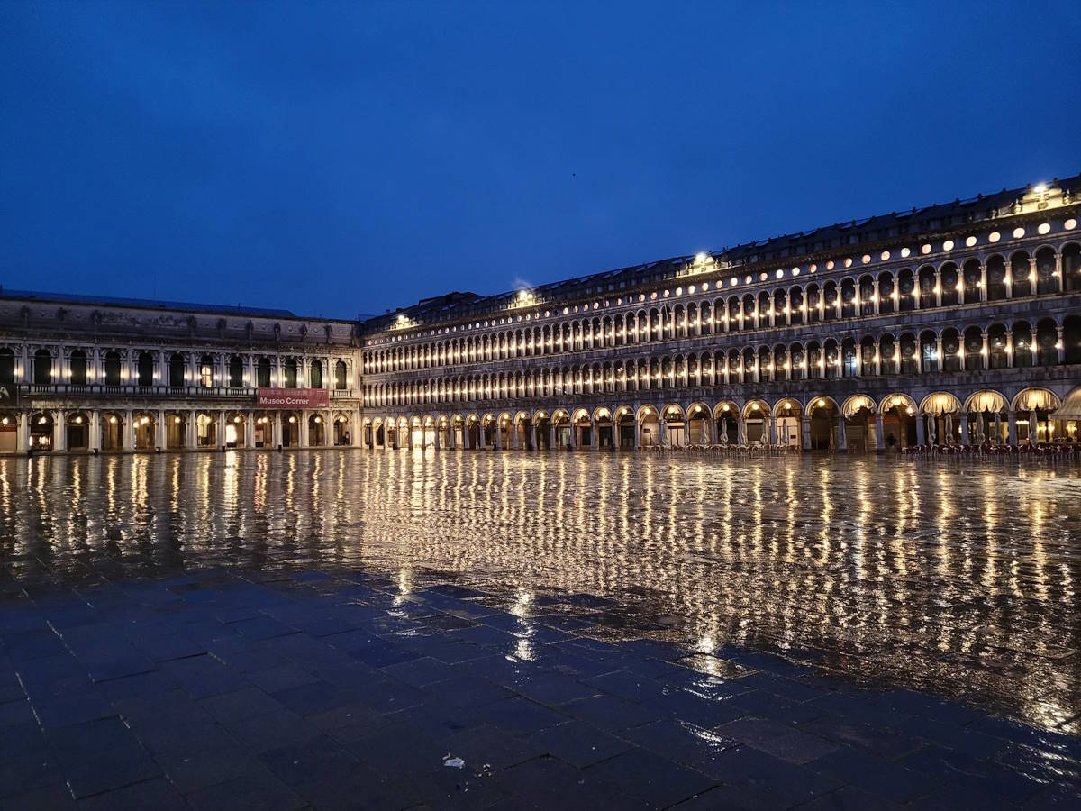 Venice; Venedig; Markusplatz; bei Nacht; leer